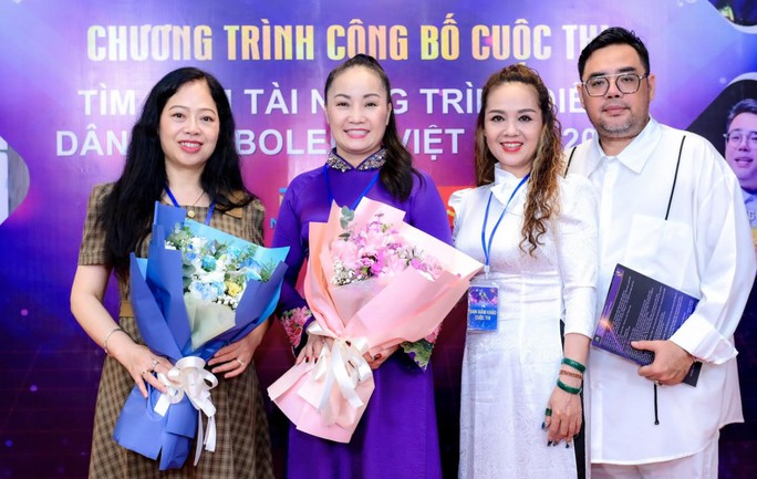 Kim Tử Long và nhiều ngôi sao ngồighế nóng cuộc thi Tìm kiếm tài năng trình diễn Dân ca và Bolero Việt Nam 2023 - Ảnh 4.