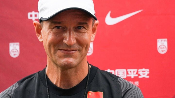 Coach Jankovic is at risk of losing his job if the Chinese team loses to Vietnam. (Photo: VCG)