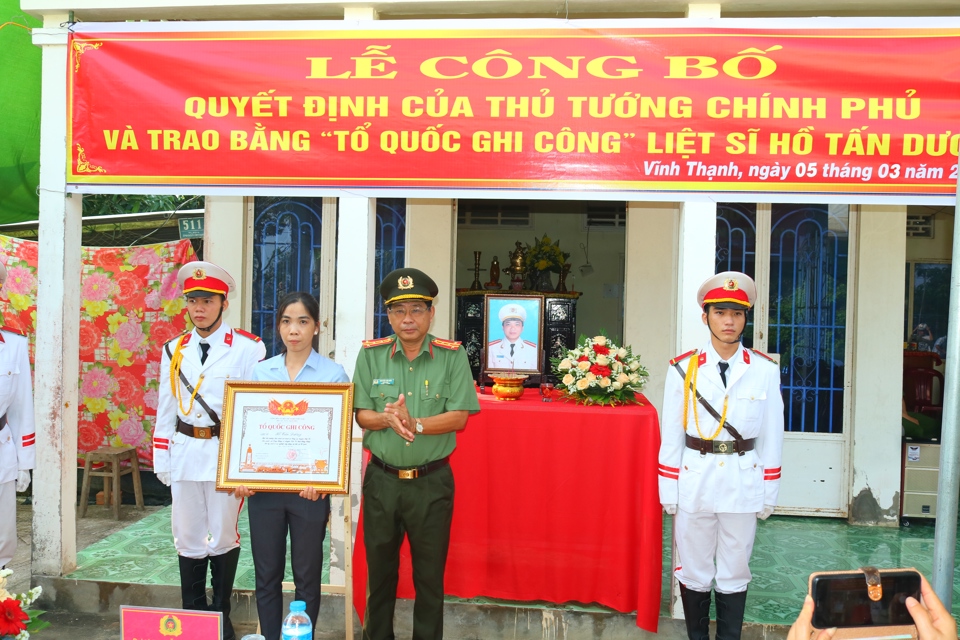 El director de la Policía provincial de Dong Thap, Nguyen Van Hieu, entregó el Certificado de Mérito a la familia del mártir Ho Tan Duong. (Foto: PV)