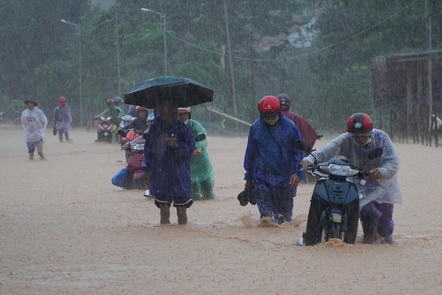 De fortes pluies dans la région centrale, Ha Tinh a des endroits avec plus de 400 mm en quelques heures