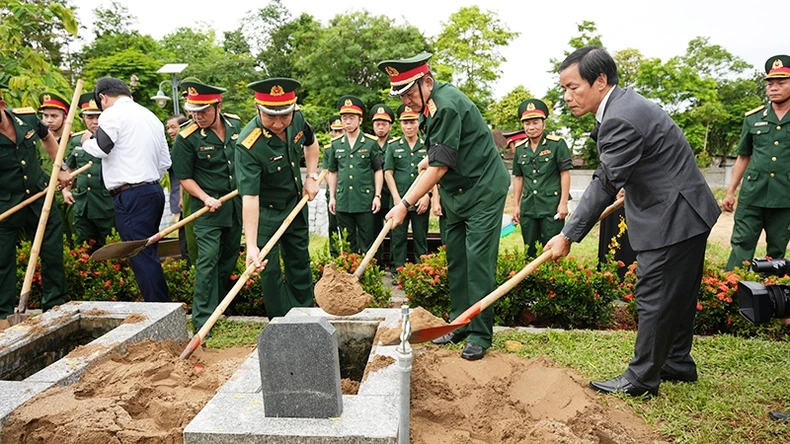 ภาพงานศพและฝังศพทหารอาสาสมัครและผู้เชี่ยวชาญชาวเวียดนามที่เสียชีวิตในลาว ภาพที่ 3