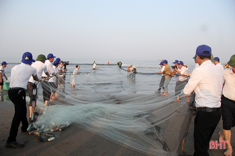 Highlights of the sea tourism festival in Cuong Gian commune