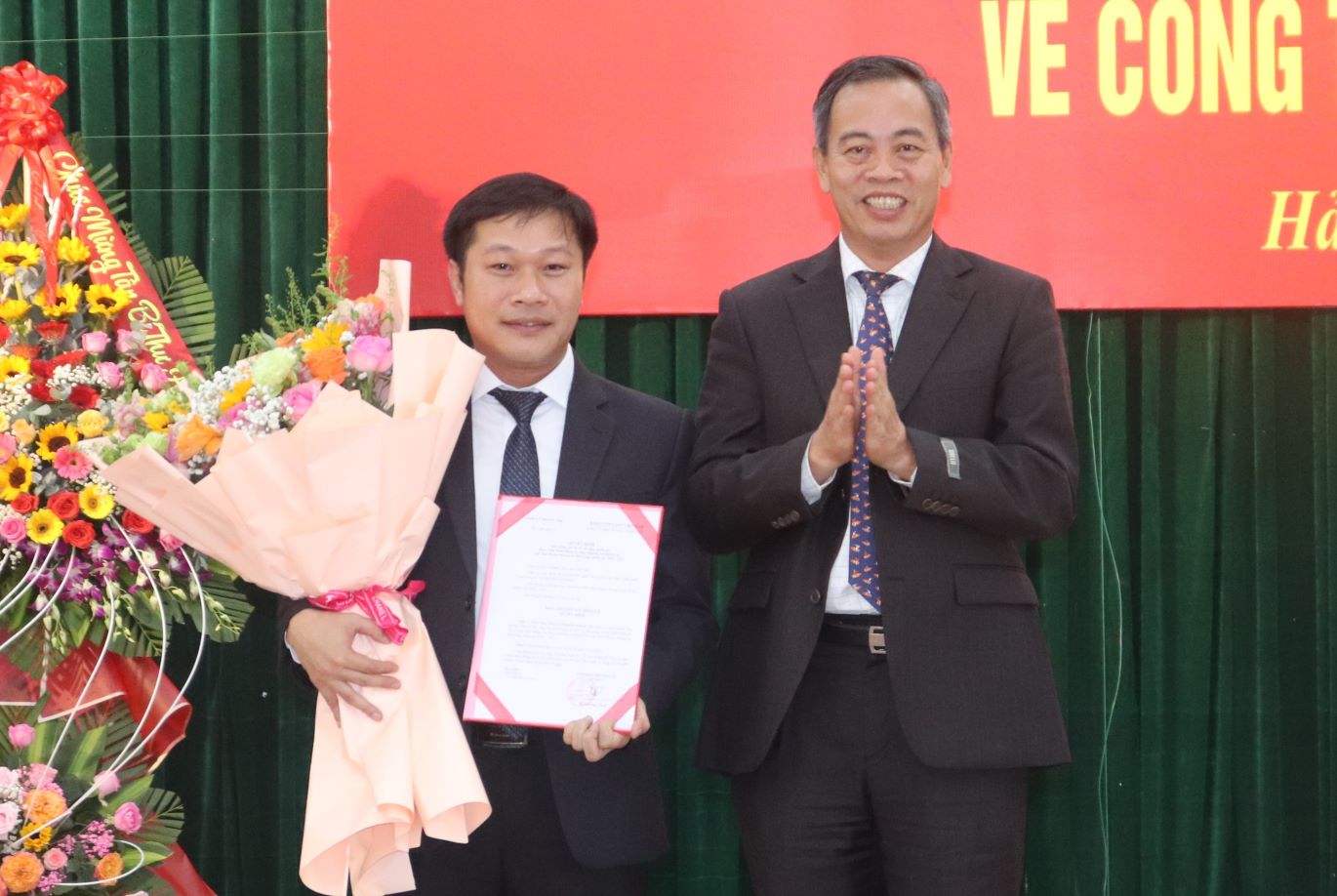 Mr. Nguyen Dang Quang - Standing Deputy Secretary of Quang Tri Provincial Party Committee presented the decision and flowers to congratulate the new Secretary of Hai Lang District Party Committee Nguyen Khanh Vu. Photo: T. Phuong.