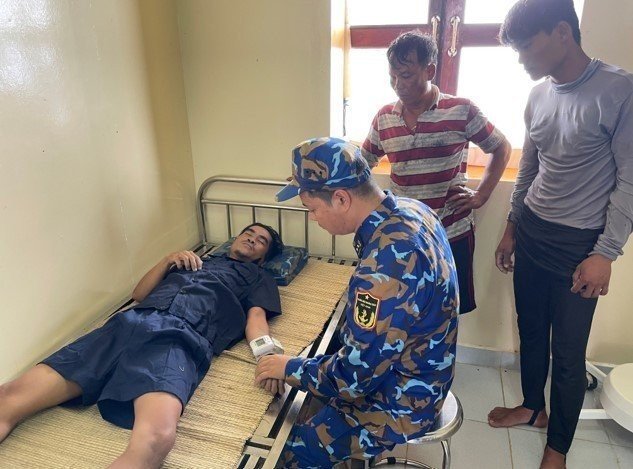 Die Sanitätstruppe der Plattform DK1/12 leistet dem Fischer Nguyen Van So On Erste Hilfe.