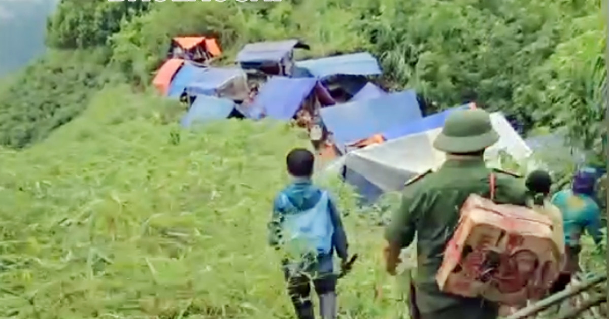 Voyant le risque de glissements de terrain, le chef du village a emmené 115 personnes dans la montagne pour se mettre en sécurité.