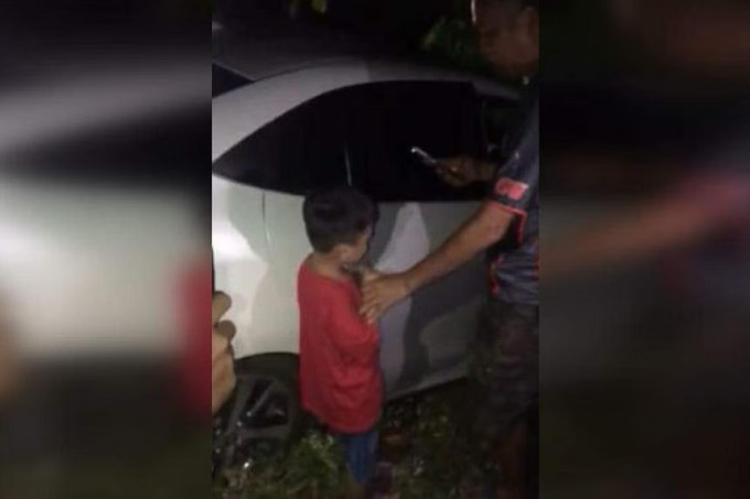 車を運転しながら警察に通報する6歳の少年を人々が押さえている。写真：ST