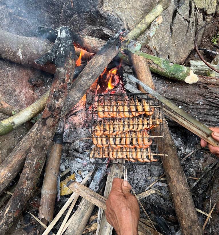 In addition to enjoying the charming beauty of nature, visitors can enjoy many specialties of ethnic minorities such as grilled bananas, bamboo rice, grilled fish and shrimp with bamboo clips... Fish and shrimp are two aquatic species caught by people right at Ba Be Lake.