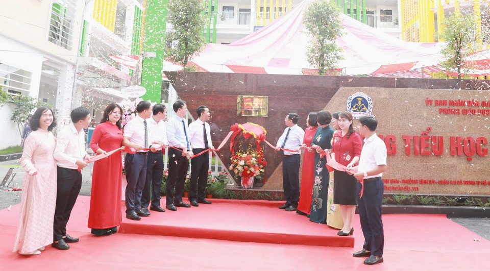 Delegates performed the ceremony of attaching a plaque to celebrate the 70th anniversary of the Liberation of the Capital for Vo Thi Sau Primary School (Hai Ba Trung District).