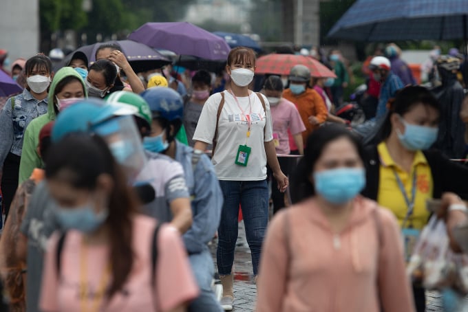 Los trabajadores de Pou Yuen salen del trabajo a mediados de octubre de 2021. Foto: Thanh Nguyen