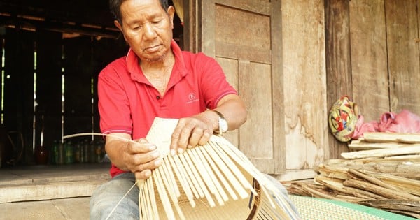 Los turistas disfrutan de la artesanía tradicional del pueblo Ba Na