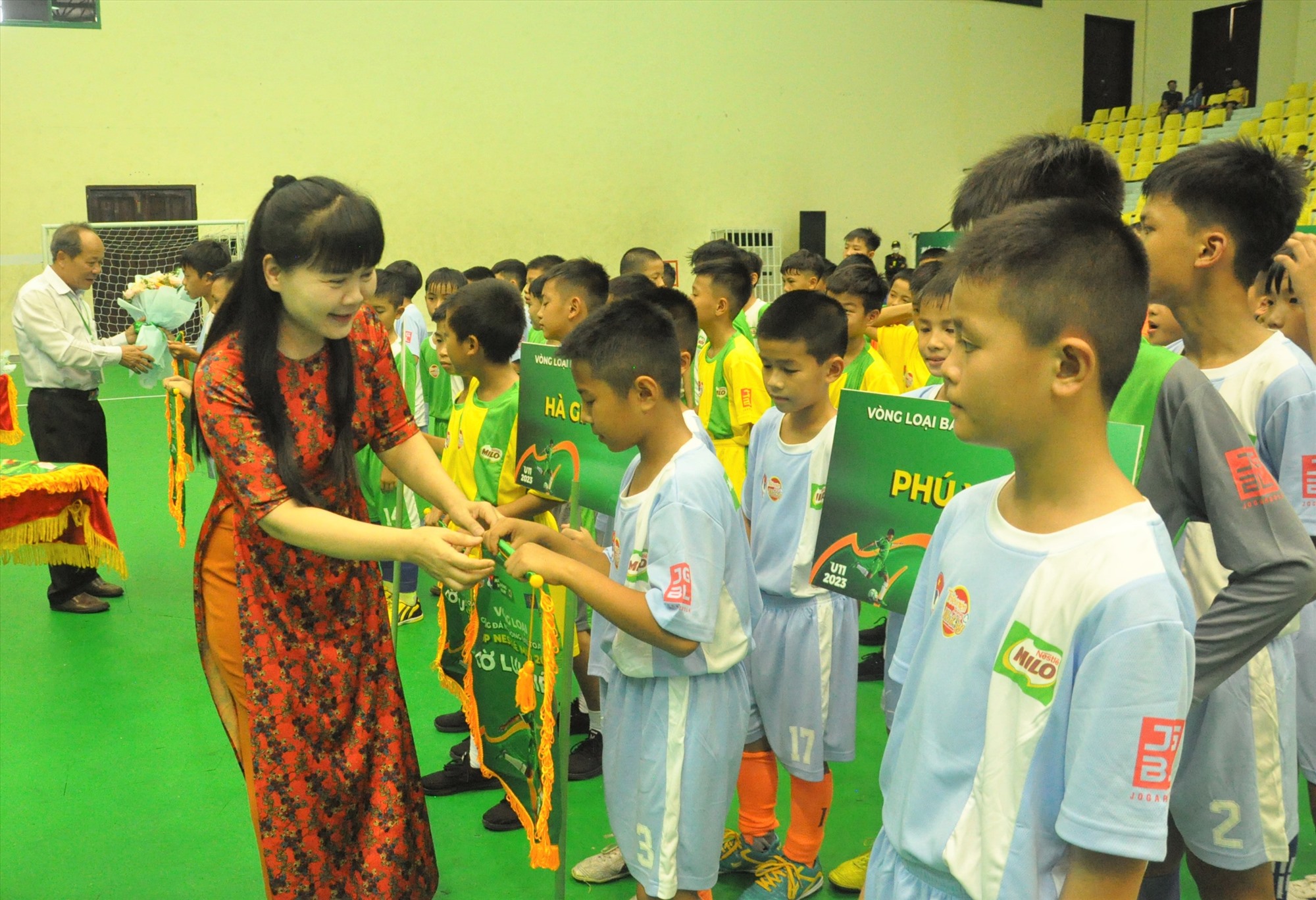 Ms. Tran Thi Lan Phuong - Deputy Editor-in-Chief of Young Pioneers and Children Newspaper presented souvenir flags and encouraged the football teams. Photo: T.V