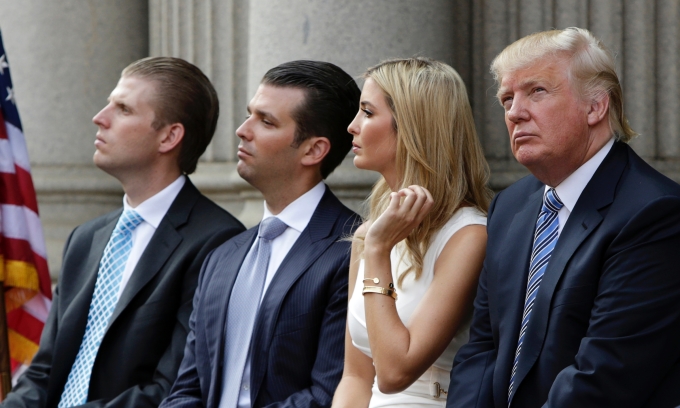 元米国大統領トランプ氏（右）と3人の子供、ドナルド・トランプ・ジュニア氏、イヴァンカ・トランプ氏、エリック・トランプ氏。写真：ロイター