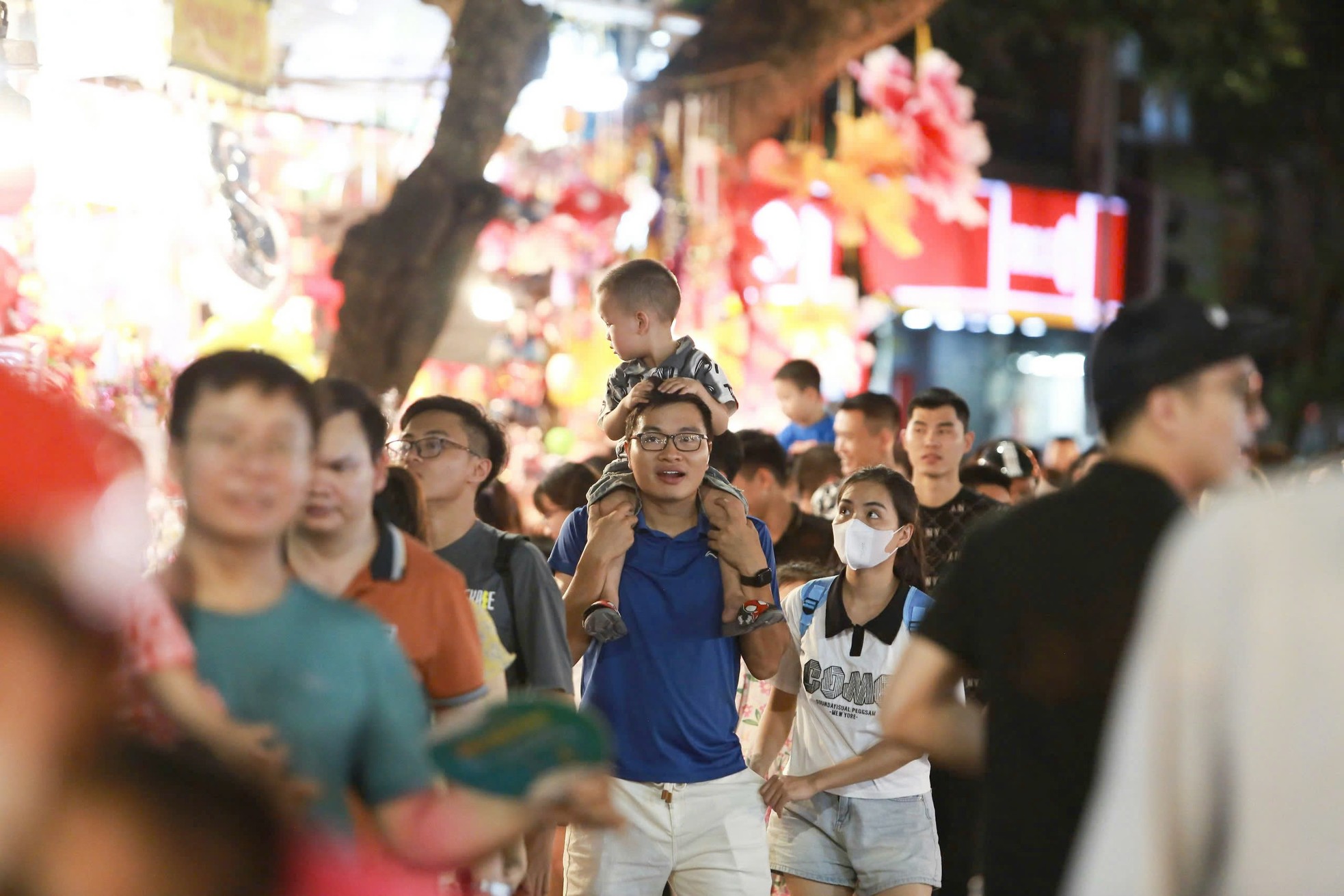 Many young families take to the streets to find the 'old Mid-Autumn Festival' photo 1