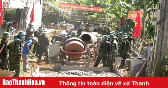 Lữ đoàn Thông tin 80, Quân khu 4 làm công tác dân vận tại xã Xuân Lộc 