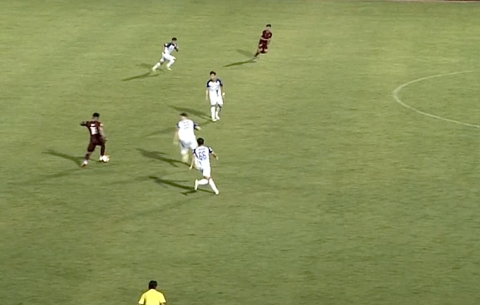 Rafaelson a passé le ballon à Pham Van Thanh mais a été signalé hors-jeu par l'arbitre. Photo : Capture d'écran