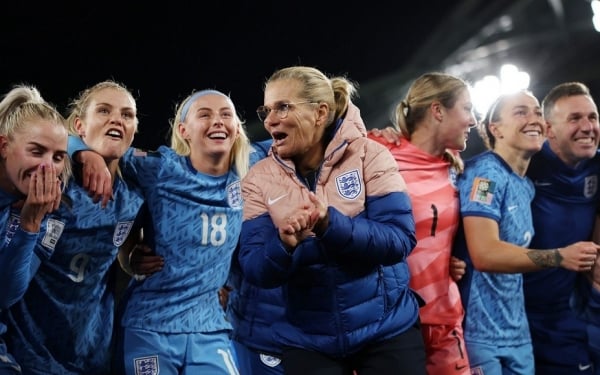 La FA considera nombrar a Sarina Wiegman para dirigir la selección masculina de fútbol de Inglaterra