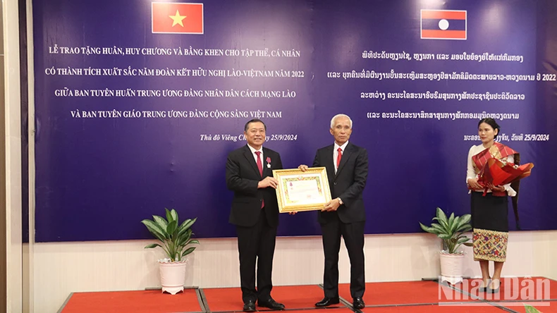 Vietnam, Laos strengthen cooperation between the two Propaganda and Education agencies photo 3