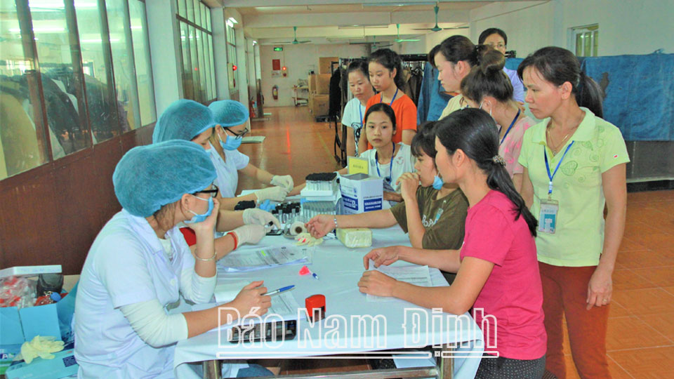 Viet Phat Embroidery Garment Joint Stock Company (Nam Truc) は、医療機関と協力し、従業員の定期的な健康診断を実施しています。