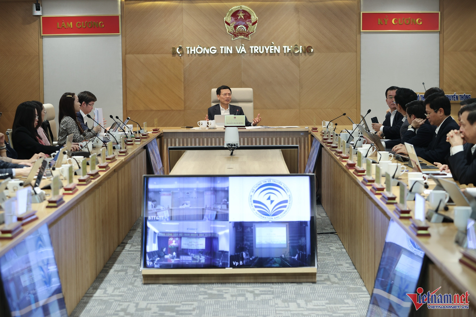 W-Minister Nguyen Manh Hung presided over the meeting.jpg