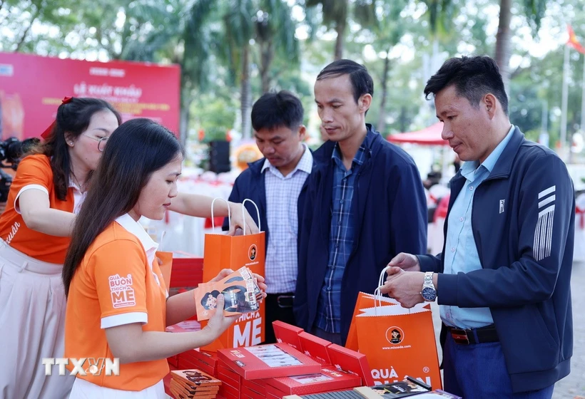 Les délégués visitent les produits de café et de cacao de MISS EDE dans la province de Dak Lak. (Photo : Hoai Thu/VNA)