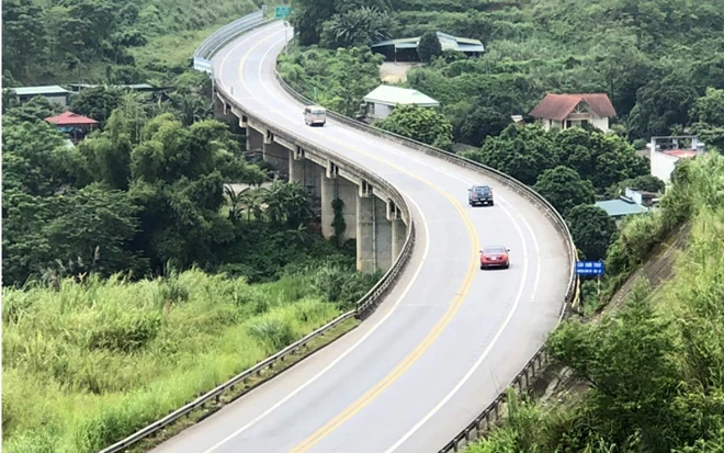 Cao tốc Nội Bài - Lào Cai 83km chỉ 2 làn xe, không dải phân cách cứng, đang quá tải