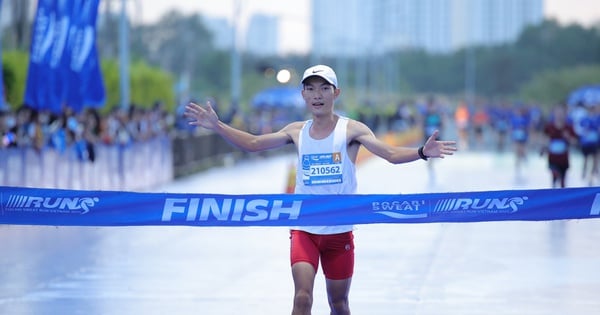 Nhà vô địch SEA Games 31 Hoàng Nguyên Thanh tiếp tục thắng ở cự ly 21 km