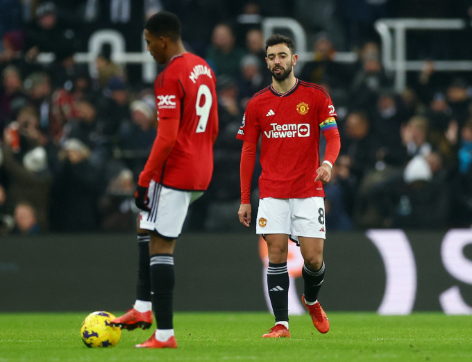 Bruno Fernandes và Martial chuẩn bị giao bóng sau bàn thua ở đầu hiệp hai. Ảnh: Reuters