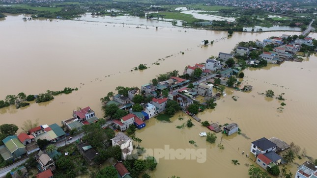 Vorsitzender von Hanoi bittet Stadtoberhäupter, zu den Hochwasser-Hotspots zu gehen und direkte Anweisungen zu geben. Foto 1