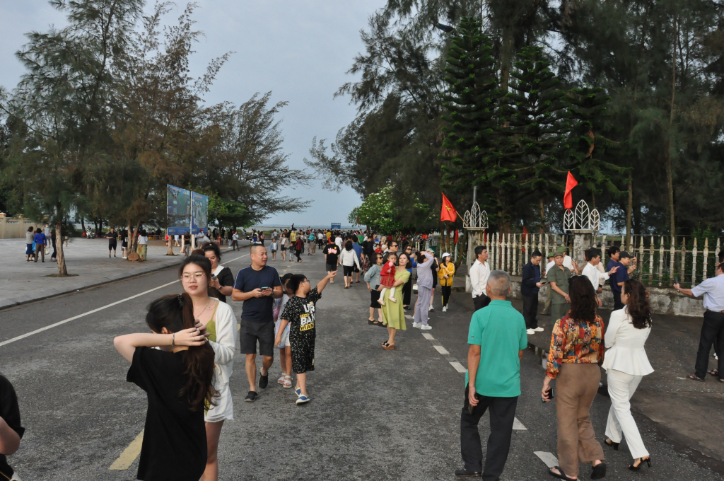 Tourists visit and travel at Sa Vi cape, Mong Cai city. Photo: Huu Viet