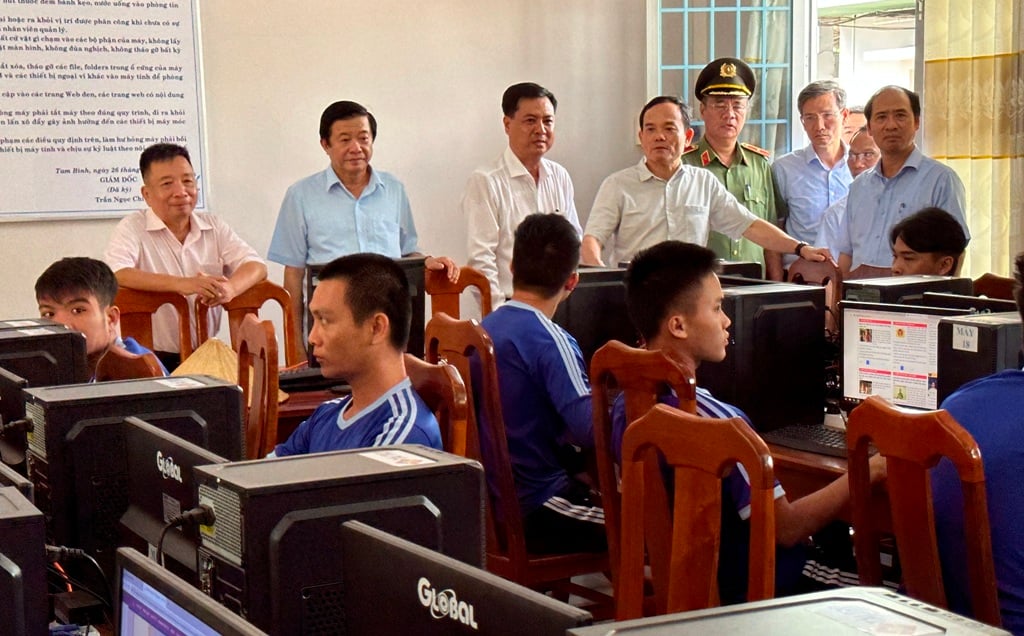 Enfoque - El viceprimer ministro Tran Luu Quang visita y entrega obsequios en un centro de rehabilitación de drogadictos en la provincia de Vinh Long