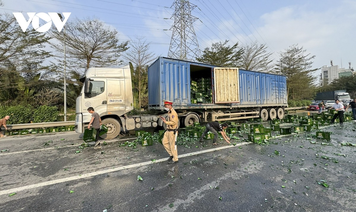 Xe container bật chốt, hàng chục thùng bia đổ xuống cao tốc Pháp Vân - Cầu Giẽ ảnh 2