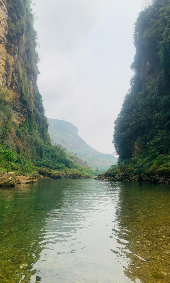 Khung cảnh tại Hang Tiên tựa như phiên bản thu nhỏ của sông Nho Quế và hẻm Tu Sản ở Hà Giang.