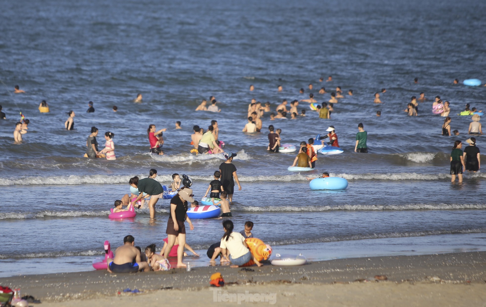 Hot weather, tourists flock to Ha Tinh beach to 'cool off' photo 4