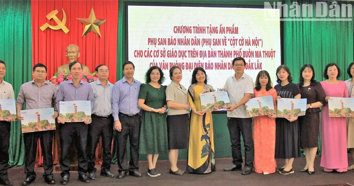 Présentation d'un supplément spécial du journal Nhan Dan sur la tour du drapeau de Hanoi aux étudiants de Dak Lak