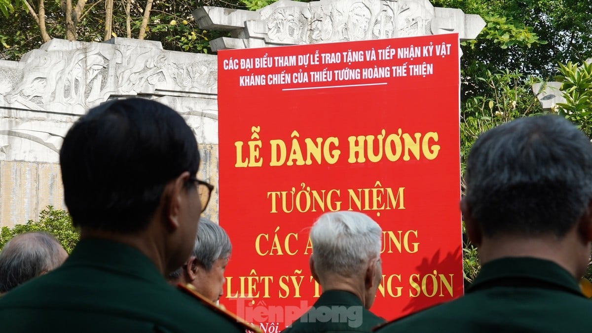 Ho Chi Minh Trail Museum receives war relics from Major General Hoang The Thien's family photo 14