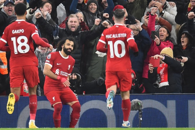 Salah (giữa) mừng bàn ấn định kết quả 4-2 cho Liverpool khi tiếp Newcastle trên sân Anfield ngày 1/1. Ảnh: AFP