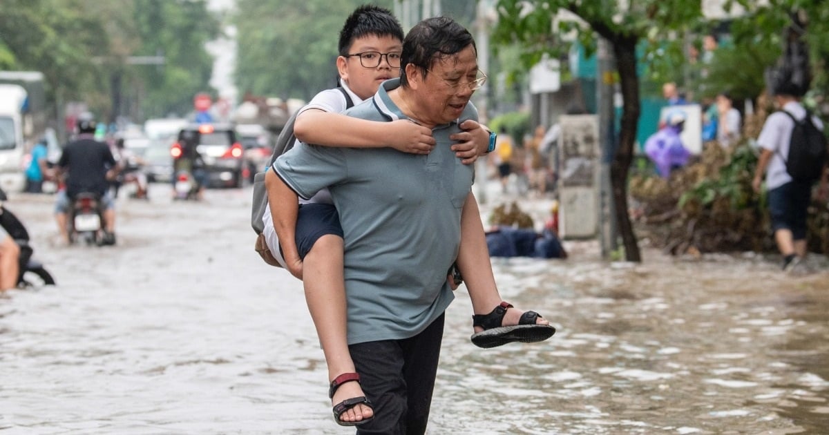 Hà Nội: Đầu tuần trường học bất ngờ ngập sâu, phụ huynh nháo nhác