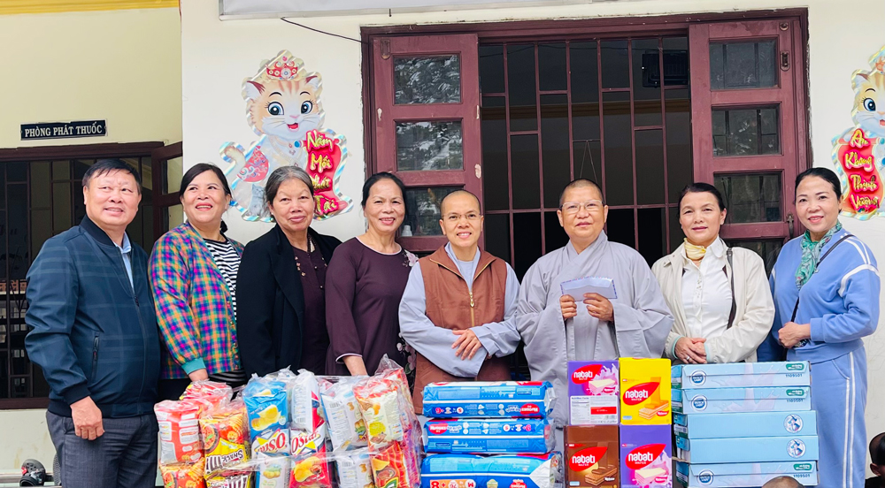 The Provincial Association for Promotion of Education in collaboration with the Charity Board of the Vietnam Buddhist Sangha of the province presented gifts to Luc Hoa Orphanage.