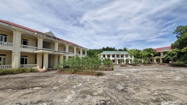 Abandoned school in Hoi Trung resettlement area