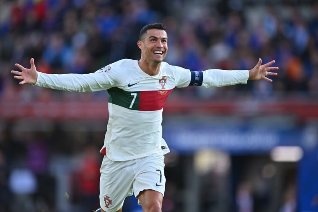 Vượt qua Messi, Ronaldo có thu nhập cao nhất thế giới - 1