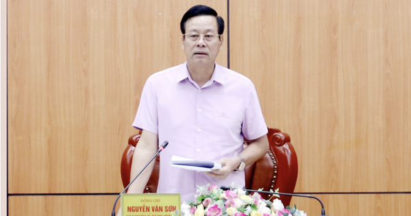 Chairman of Ha Giang Provincial People's Committee Nguyen Van Son was disciplined with a warning.