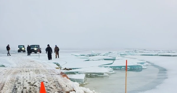 Mehr als 100 Menschen auf Eisberg in den USA gestrandet