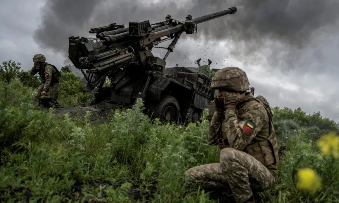Binh sĩ Ukraine khai hỏa về phía vị trí của lực lượng Nga ở vùng Donetsk, miền đông đất nước. Ảnh: Reuters