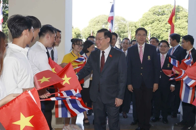 [Photo] Le président de l'Assemblée nationale Vuong Dinh Hue visite l'Université Chulalongkorn de Thaïlande photo 1