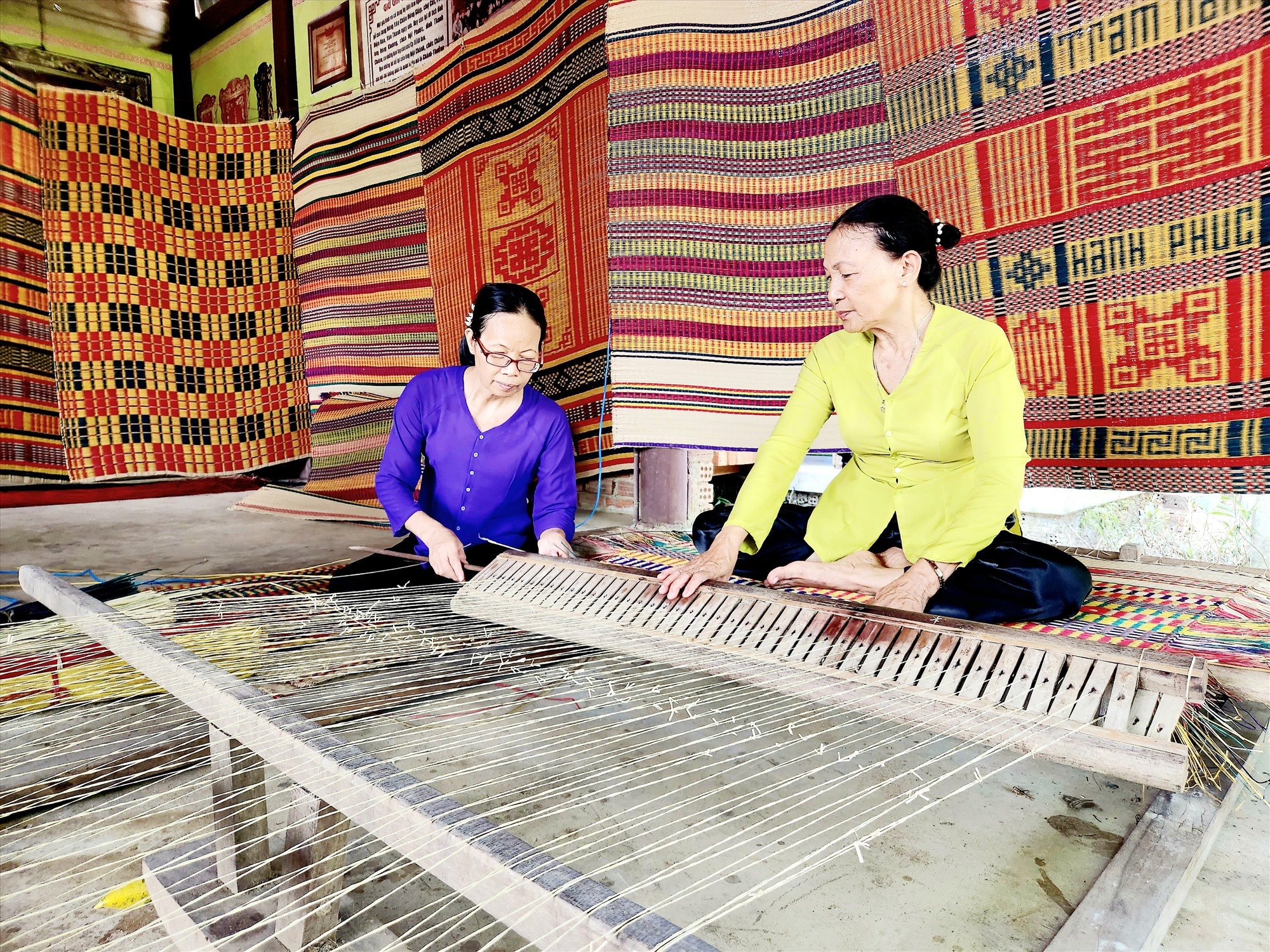 Demonstration of Triem Tay split mat craft at the festival. Photo: Q.T