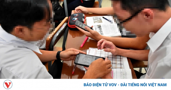 Hanoi regulates students' use of cell phones in school