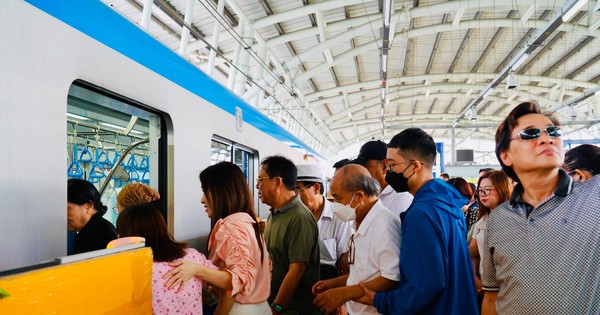 Người dân TPHCM hào hứng trải nghiệm metro trước ngày vận hành chính thức