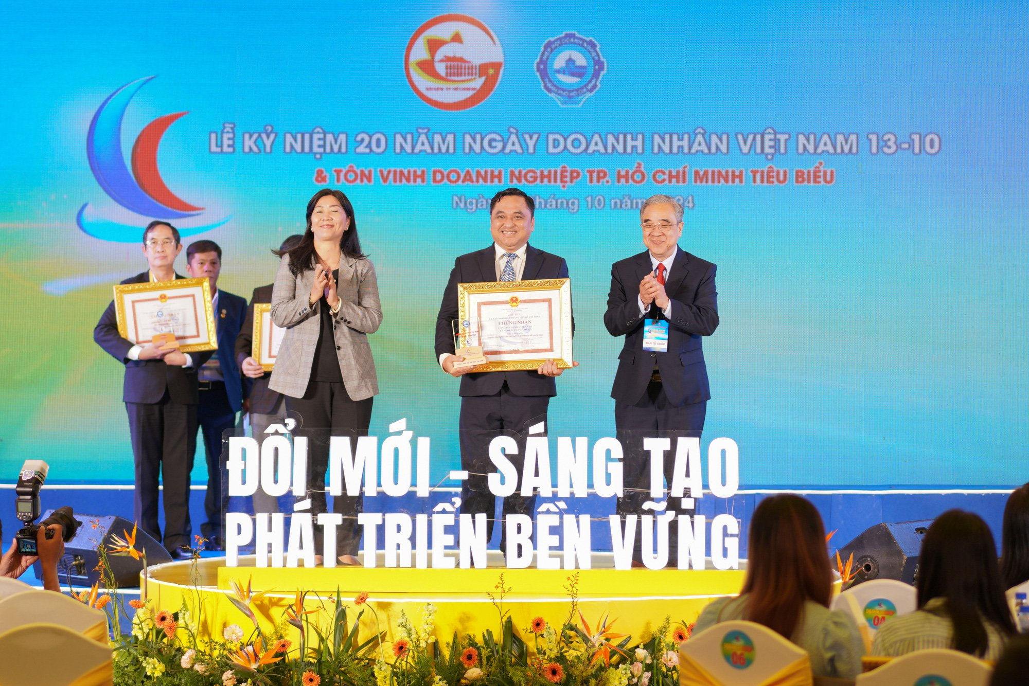 Sáng kiến xanh của Satra được tôn vinh tại Doanh nghiệp Doanh nhân TP. HCM tiêu biểu năm 2024 - Ảnh 3.