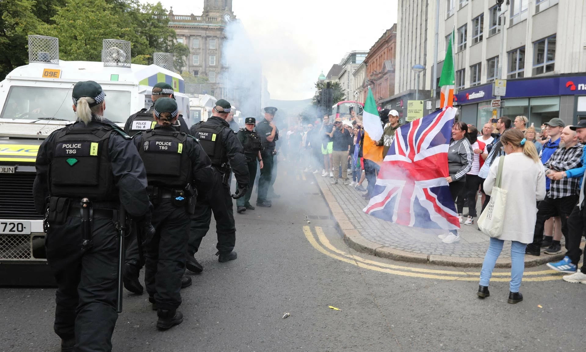 Cảnh sát và người biểu tình trên đường phố Belfast hôm 3/8. (Nguồn: AFP)