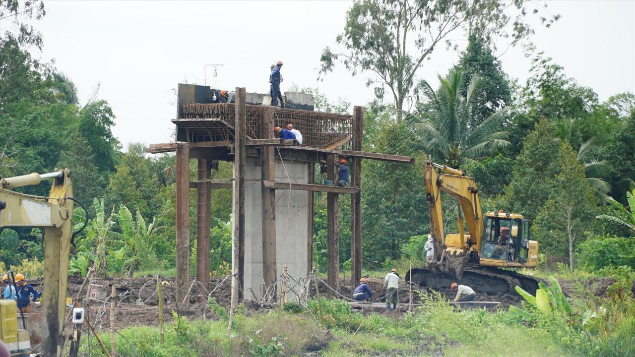 Trao đổi với PV Lao Động, ông Lê Đức Tuân - Phó Giám đốc Ban Quản lý dự án Mỹ Thuận cho biết, tiến độ đoạn cao tốc Cần Thơ – Cà Mau đến thời điểm hiện tại đạt hơn 6%. Và trong quá trình triển khai dự án còn gặp nhiều khó khăn cũng như vướng mắc vì khan hiếm nguồn cát. Bên cạnh đó, để đảm bảo tiến độ đến năm 2025 tuyến cao tốc cơ bản hoàn thành thì đơn vị sẽ cố gắng thi công nhanh nhất có thể.